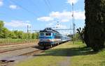 Wegen einer Sperre zwischen Planá u Mariánských Lázní und Mariánské Lázně fuhr am 13.05.19 die 242 267-3 der Pendolino Ersatz (SC 512) nach Františkovy Lázně.
Hier ist der Zug in Františkovy Lázně zu sehen.