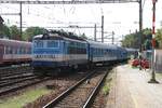 CD 242 208-7 fährt am 11.August 2019 mit dem R 661  Rozmberk  (Plzen hl.n. - Brno hl.n.) in den Bahnhof Jihlava ein.