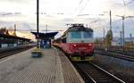 242 279-8 zu sehen am 09.11.19 mit dem Os 7501 in Klatovy.