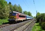 242 202-0 zu sehen am 15.05.13 mit einem Schnellzug bei Nebanice.