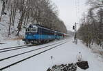 Winterwetter an der Strecke Sololov - Cheb, so braucht man auch Kohle zum Heizen. Der Pn 66503 auf dem Weg von Nove Sedlo nach Plzen. Aufgenommen wurden die 242 201 und 272 am 29.01.2026 bei Sabina