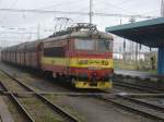 242 218-6 der CD durchfhrt am 25.09.2004 mit einem Gterzug den Bahnhof von Eger (Cheb).