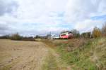 24.10.2010 13:30 ČD Baureihe 242 222-8 als Personenzug (Os) aus Cheb nach Klterec nad Ohř in der Nhe das Ortes Kynperk nad Ohř.