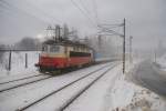 8.1.2011 11:38 ČD Baureihe 242 212-9 mit einem Personenzug (Os) aus Cheb nach Karlovy Vary kurz vor dem Bahnhof Citice.