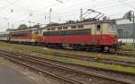 Die Wechselstrommaschine 242 231 hat zustzlich zum Schnellzug R924 nach Pilsen noch ihre Schwester 242 208 am Zughaken und am 28.09.2011 soeben auf die Minute pnktlich den Bahnhof Strakonice