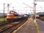 242 244-2 mit Os 7039 Cheb-Karlovy Vary auf Bahnhof Cheb am 31-7-2005. Bild und scan: Date Jan de Vries. 