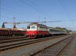 Die bestens gepflegte 242 213 rollt am 02.10.13 durch Trnice Richtung Cheb. 