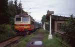 242275 fährt am 6.7.1992 um 14.41 Uhr mit dem D 857 nach Budweis durch den Haltepunkt Srby bei Nepomuk.