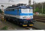 242 249-1 steht am 1. Mai 2014 abgestellt im Bahnhofsbereich in Karlsbad. Die neue Lackierung steht der Lokomotive richtig gut...