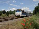 242 250-9 zusehen mit einem (R) Schnellzug am 19.06.14 in Nebanice.