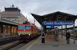 Ankunft der R664 aus Plzen mit der Retro S499 2002 am 31.10.2023 in Ceske Budejovice