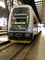 Triebwagen 971026-0 im Bahnhof Praha-Hlavni.