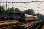 Während die ersten Sonnenstrahlen am 23.8.2013 um 6.58 Uhr den Bahnhof Zabori nad Labem erreichen, ist  LEO  bereits unterwegs nach Prag.