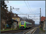 Vorbei am örtlichen Stellwerk fährt 1 654 006 von RegioJet am 11.02.2023 in den Bahnhof Postoloprty ein.