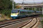 Auf dem Weg nach Prag erreicht der Pendolino 682002 hier am 11.9.2009 den Bahnhof  Zabori nad Labem.