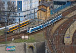 Der RegioPanter 441002 erreicht am 13.02.2020 gerade Ústí nad Labem hl.n. , die Fahrt der Linie U1 geht von 
Kadaň-Prunéřov kommend bis Děčín hl.n. Der Stundentakt auf dieser Linie wird recht gut angenommen, die
Ausstattung der Züge mit Wlan, Steckdosen und Fahrradabteil ist zeitgemäß. 
Weiter westlich als Kadaň-Prunéřov können die 440er nicht fahren, dort sind 25kV/50Hz Wechselstrom in der Oberleitung, 
was für die Gleichtromzüge eine  natürliche  Grenze darstellt. Links erkennt man übrigens einen ehemaligen 628er
der DB, der jetzt für das EVU RegioJet im Ústecký kraj unterwegs ist, er hat seine alte Nummer auch in
Tschechien behalten. 