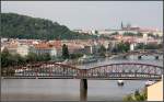 Über die Moldau -

Ein Triebzug der Baureihe 450/451 auf der eine Bahnbrücke über die Moldau in Prag. Im Hintergrund der Veitsdom. Blick von Vy¨ehrad. 

11.08.2010 (M)