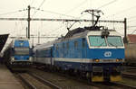 150 202-2 rangiert in Nymburk einen Schnellzugwagen an einen Schadwagenzug, links ist 471 030-7 abfahrbereit nach Praha Masarykovo.  25.01.2020 12:48 Uhr.