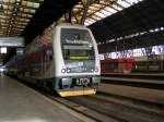 Triebwagen 471026-5 im Bahnhof Praha-Hlavni.