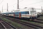 Eine Garnitur mit dem Triebwagen 471 004-2 und einem Steuerwagen der BR 971 am Ende des Zuges im Bhf Pardubice im Herbst 2001