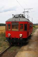 CSD M400 001 (CD 401 001-3) wartet am 25.August 2018 als Os 28462 (Tabor - Bechyne) im Bahnhof Sudomerice u Bechyne die Kreuzung mit dem Os 28413 (Bechyne - Tabor) ab.