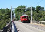EM 400 001 als Os 28449 zu sehen am 15.08.26 in Bechyně. Mit viel Gl�ck das kein Auto auf der Br�cke Kam. Wer das Motiv kennt, wei� es k�nnen Fahrzeuge neben dem Zug fahren. Bei gr��ern Fahrzeugen w�re der Zug verdeckt. 