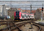 E-Triebzug fährt in den Bahnhof Brno hn. l. ein. Das Foto wurde vom Bahnsteig aus aufgenommen. Brno, 12.6.2023