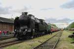 Saisonsoffnung ins Eisenbahnmuseum von LUzna u Rakovnika am 13 Mai 2012: Sonderzug nach Praha-Masarykovo steht ins Bahnhof von Luzna mit 464 102.