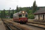 M286 1032 (851 032-2) mit einem Sonderzug auf Bahnhof Okřky am 29-5-2013.