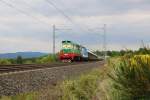 T 669 0001 schleppt die 363 064-7 mit dem Orient-Express hier am 23.05.15 in Stebnice.