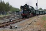 Am 11 September 2024 schiebt 464 202 ein Dampfzug durch Luzna u Rakovnika während das Dampfwochenende.