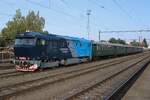 Am 28 September 2025 steht Rail System 749 262 mit ein Sonderzug in Benesov u Prahy.
