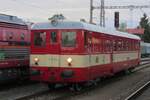 CSD 830 110 steht am grauen Morgen von Samstag 19 September 2026 in Benesov u Prahy um einige Sonderfahrten zwischen Benesov u Prahy und Postupice zu machen w�hrend STEAM57, das -vielleicht letzte in