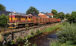 Mn 87001 von Nejdek nach Kalovy Vary mit der 742 419 an der Ufermauer der Rolava in Stara Role mit beladenen Holzrungen.