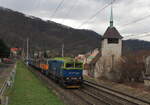 Kohlezug mit dem PKP Cargo Brillendoppel an der Kirche von Vanov vorbeifahrend in Richtung Kralupy.