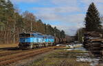 Der Sandzug aus Libun nach Retenice durchfährt am 27.02.2023 gerade mit den beiden CD Cargo Brillen 753 759 und 753 765 den Bahnhof in Jestebi wo selbst auch Quarzsand aus dem nahegelegenen