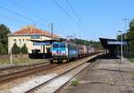 163 047-4 zu sehen am 12.08.24 mit einem leeren Kohlezug in Litoměřice město.