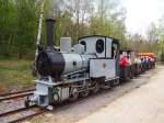 Replik 40-PS Schmalspurlok Orenstein & Koppel mit vaggons in  Kolinská lokomotivní  gemacht (Baujahre 2014)in der Skansen Solvay Steinbrüche nahe Bubovice am 25.4.2015.