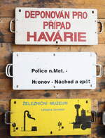 Im Lokschuppe des Museums Vytopna sind auch Zuglaufschilder ausgestellt.