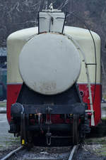 Was´n dat? Eine weiße fensterlose Dampflok? Könnte man meinen, ist jedoch ein alter Kesselwagen mit einem Dieseltriebwagen dahinter.