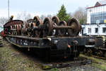 Ein mit Radsätzen beladener Flachwagen. (Eisenbahnmuseum Lužná u Rakovníka, April 2018)