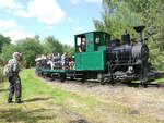 26. Juni 2016, Dampflokfest in Luzna u Rakovnika (CZ). Eine Feldbahnlok zieht ihre Kreise. Gebaut wurde sie 1912 bei Krauss in Linz.