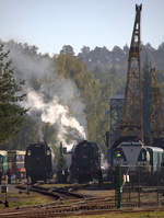 Teleblick vom Bahnhof Luzna auf die geöffneten Tore des Eisenbahnmuseum Luzna u Rakovnika. Zwei Dampflokomotiven werden bekohlt.  21.09.2019  09.25 Uhr