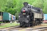 Dampflok 354 195 steht am 13 Mai 2012 ins Eisenbahnmuseum in Luzna u Rakovnika.