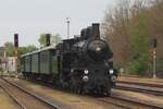 Den 1. mancher Dampfzüge treft am Morgen von 10 Mai 2024 in Luzna u Rakovnika ein, gezogen von 354.7152.