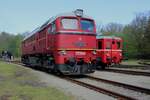 T679-1600 steht -flankiert von einer Hurvinek-Triebwagen- am 11 Mai 2024 ins Eisenbahnmuseum von Luzna u Rakovnika.