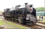 464 008 rollt nach dem Wasser nehmen aus dem Bw Gelände in den Bahnhof von Lužná u Rakovníka (20.06.2015)