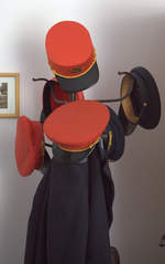  Dienstmützen  im Eisenbahnmuseum Zubrnice.