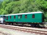 ČSD historische Packwagen Dsd 7-2714 (Rybak) (Baujahr 1946) auf Bhf. Lun u Rakovnka am 17. 6. 2012. 