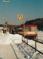 Nach der Einfahrt in aus Karlovy Vary über Nová Role (deutsch Neurohlau, früher Neu Rohlau), Horní Blatná (deutsch Bergstadt Platten) und Potůčky (deutsch